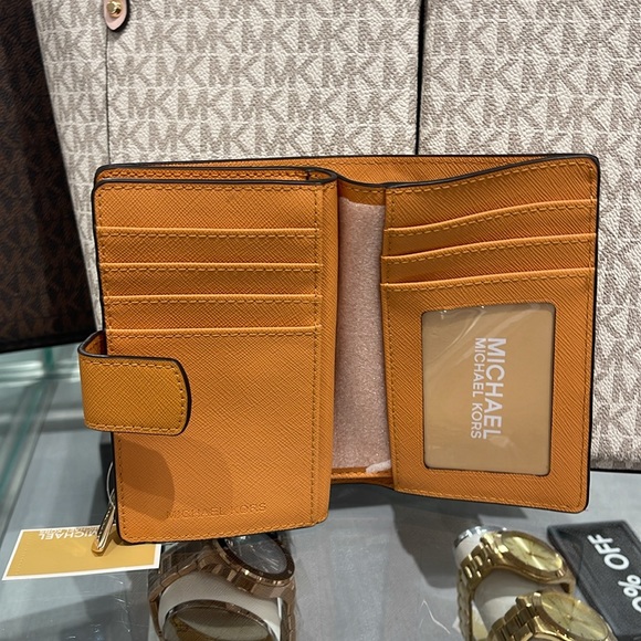 MICHAEL KORS
Medium Crossgrain Leather Wallet
Cider
NWT - Picture 9 of 16